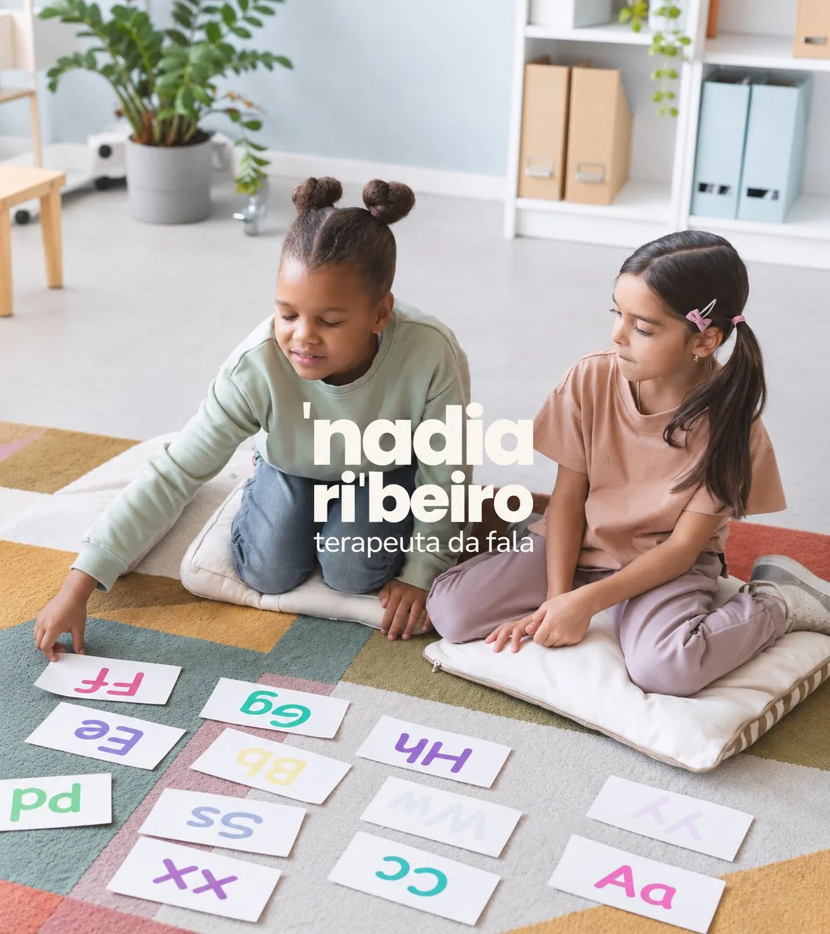 Duas crianças a brincar com cartões de letras, com o logótipo da Nadia Ribeiro, terapeuta da fala